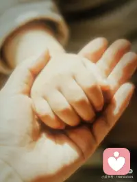 人生创伤的卡点，
根源大都是心里那个受伤的内在小孩，
在默默哭泣💔
或许是童年不被看见的委屈，
或许是一句无心的指责与否定，
或是长期的不当养育，
或是某些突发的意外
让小小的他定格在恐惧、
不安又敏感的时光里，
一直没能走出来。
真正的疗愈，
从来不是分析他、评判他，
更不是刻意修理他。
疗愈最本真的样子，
就是温柔走近，好好拥抱那个
蜷缩在角落的自己🫂
当内在小孩第一次，
被成年后的我们用心看见、用心呵护，
拥有了无条件的接纳与偏爱；
当深埋心底的恐惧被读懂，
积攒多年的委屈被全然理解；
那一刻，真正的自愈就悄悄发生了✨
紧绷的心慢慢松弛下来，
尘封已久的不安，化作柔软的温柔。
终于可以卸下防备，
安心做自己，自在舒展。
那些困住自己多年的情绪卡点，
也慢慢烟消云散。
越来越看清，
真正的疗愈从不需要深奥的大道理。
我们一生所求，不过是给自己一份，
迟到多年的温柔拥抱🤍
你的内在小孩，已经等你很久了。
你愿意看望她吗？配图