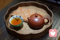 荏苒岁月，时而无情，时而有情，遇事无须太过沉迷，则无大喜大悲。人世如沧浪行舟，当守住内心，方可从容不迫，从急到缓，由闹至静。