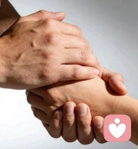 灶台冷了许久，再也没人熬我爱的粥。玄关的灯还留着常亮的习惯，却等不到晚归的脚步。那些被我嫌过的唠叨，那些随手推开的温柔，如今都成了梦里的奢求。原来来日方长，从来都是世间最残忍的谎。配图