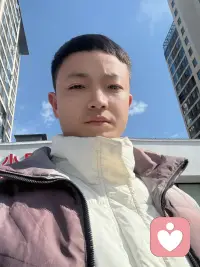 有些东西，都是强加给自己的。明明没人逼你扛下所有，可就是忍不住把那些沉甸甸的心思往自己身上揽，连放过自己都忘了怎么开口。