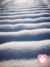 人心自有阴晴，忽喜忽忧皆是常态。不必追赶旁人的步调，也不必逼自己快速释怀。纵有万千郁结，我始终静静相伴，不催，不劝。