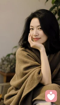 年终岁尾，我们都在与旧时光告别。这一年，精彩也罢，平庸也罢，不管自己经历了多少起起落落，不管自己告别了多少人从自己身边离开，请都告诉自己：这一年，谢谢自己的坚强，最终我们熬过来了，新的一年愿我们继续温柔的遛达，不着急开花，只是安静扎根。配图