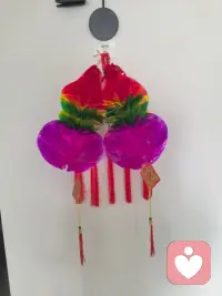 五月初五正端阳，
七彩新丝粽叶香。
风调雨顺歌盛世，
汨罗江上竞舟忙。
千古离骚爱国赋，
路漫漫兮永流芳。
艾叶飘香佳节至，
远方亲人可安康？配图