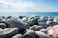 热烈地活着。允许自己像一块被晒暖的石头，什么也不证明。