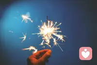 每个人都像烟花一样， 都会有自己最绚烂的时刻。平凡的人，也会有自己的高光时刻；朴素的心，也会有自己的绚烂天空。