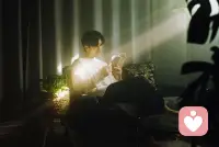 与其热闹着引人夺目，步步紧逼，不如趋向做一个人群之中真实自然的人，不张扬，不虚饰，随时保持退后的位置。心有所定，只是专注做事。