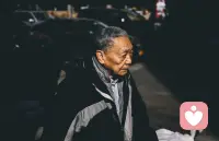 床太贫瘠了
已经不能产出美梦
也许屋顶肥沃
就做一把梯子吧
手艺不好有什么关系
梯子不好看有什么关系
危险有什么关系配图