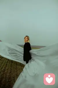 不去追逐他人的接纳，也不去逃避他人的排斥，才能珍惜此刻所拥有的一切。配图