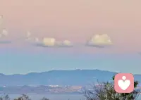 我把一生的时间理解为：逐渐离开自己，又逐渐回归自己的绝妙旅行。这里面最精妙的真理是：往往是必须离开，才可以带来最好的认知。这很像是我们在家里久了，就向往旅行；在外面旅行时间长了，就想着要回家。配图