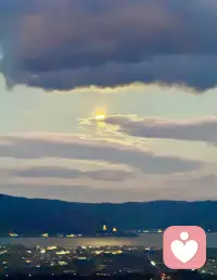 我把一生的时间理解为：逐渐离开自己，又逐渐回归自己的绝妙旅行。这里面最精妙的真理是：往往是必须离开，才可以带来最好的认知。这很像是我们在家里久了，就向往旅行；在外面旅行时间长了，就想着要回家。配图