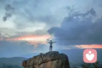 从现在起，我开始谨慎地选择我的生活，我不再轻易让自己迷失在各种诱惑里。我心中已经听到来自远方的呼唤，再不需要回过头去关心身后的种种是非与议论。我已无暇顾及过去，我要向前走。配图