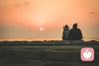 我慢慢开始相信，即便最强大、最独立自主的人，生活中也需要另一个人的陪伴，在这个人面前，什么都不用隐瞒，不管是天大的事，还是芝麻小事。一天结束后，可以和这个人坐在火边，想说话就聊两句，不想说话就安静地坐着。配图