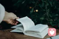 我想在一个城市的角落孤独坐着，看人来人往，看忙碌于生活中的众生，有片刻孤独，坐下来，为自己泡一杯茶，为自己按摩一下疲倦的肩膀，跟自己在一起，听自己内在的声音，做自己的朋友，更爱自己一点。配图