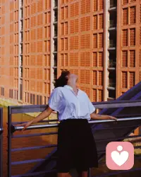 我本就是一个不喜欢主动的人，虽然灵魂有趣但不爱表达，还死倔，也慢热。遇到懂我的人是幸运，遇不到也是很正常了，慢热，沉默，喜欢独处，三观正，比你想象的深情，也比你以为的冷漠。配图