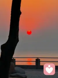 一个人在爱的时候会有收不住的光，对此他自己欠缺经验，无以名之，但那见过光的成年人一眼就可以辨认出来。配图