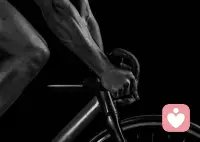 人都是不彻底的。人与兽之间藕断丝连。生与死之间藕断丝连。爱与恨之间藕断丝连。人在无数的对立两极之间犹豫徘徊。如果彻底了，便没有了人。配图