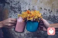 愿你有高跟鞋也有跑鞋
喝茶也能喝酒
愿你有勇敢的朋友
也有厉害的对手
愿你对过往的一切情深意重
但从不回头配图