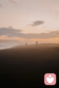 人呀，真是奇怪的生物，总和本应温柔相待的人赌气疏离，却又和原该翻脸的人客套亲近，真真假假，最后连自己都搞错，忘了谁是我们的爱人，而那些本该遗忘的人，又放在了身旁。配图