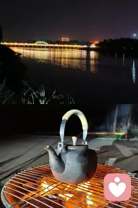 《矛盾论》里讲，事物发展的根本原因，是在事物的内部，不是在事物的外部。一个人想不想变，不是你能决定的，是他自己的事。你越想改变他，他越不想变；你越逼他，他越躲你。配图