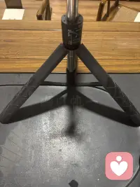 刚结束工作，马上十点了，晚上有想聊天的吗？配图