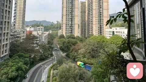 他的冷淡，多半不是不爱，而是不会爱