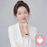 这半年，我做了300+案例，关于家庭伦理，亲密关系障碍，特殊心理创伤疗愈...
作为一个行业新人，面临的挑战很大。甚至一开始的时候，我是发抖着听完来访的诉说，做完工作，再花好久让自己平复。
我感觉我打开了一个新世界的大门，了解不同人的心理形态，是在这个光明世界的阴影处的存在。
我理解，接纳，包容，温柔而稳定地接住。我知道人性是复杂的，多面的。线上咨询，是来访把最真实最难以启齿的心理角落袒露在我面前。
我有时候也觉得很难堪，因为这个过程是极其不容易的。要保护好自己，要在光怪陆离的心理中做疗愈。
有时候，我像一个朋友，一个见证者，一个牧师，一个导师...
现在，我本着一颗平常心，践行自己，有所选择。但求无愧于心，无愧于自己。