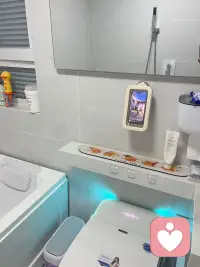 外界的喧嚣暂时隔绝☺️浴缸里的暖意🛁搭配手机📱里的碎片乐趣，忙碌过后，偷🉐这片刻的自在～🌜