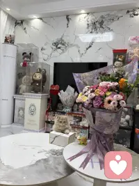 鲜花静静盛放💐猫咪蜷在一旁，花香裹挟着软乎乎的暖意，平凡的家里🈵是治愈的烟火浪漫～