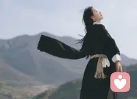 刷到张雪峰先生的消息

想起他采访里那句：“我要是死了，肯定上热搜。”又说：“下辈子还来人间玩。”

笑着笑着，心里酸了。

人这一生，到底图什么呢？福禄寿喜，要哪样才算够？

想起俄狄浦斯王的故事。

神谕说他将来会杀父娶母，他怕极了，拼命逃。逃得越远，越觉得自己赢了。可最后，一步都没有躲开。

你看，那个最想改写剧本的人，偏偏把剧本演得最彻底。

脑袋说“我不信”，心却说“跟我走”。

多少创业者、企业家、精英派、那些在夜里不肯睡的人——把曾经的伤口，活成了现在的勋章。用某种职业、某种使命，一遍遍缝合自己。

可这样活，真的好累。

越怕输的人，越拼命；越缺爱的人，越付出。

脑袋层面的语言，和内心的语言，真真不一样。

说到底，福禄寿喜之外，还有一样东西——
你心里舒不舒服？
你晚上睡不睡得着？

这个世界不缺聪明人，缺的是心不累的人。

愿你今天

去感受风的味道，

感受阳光的味道，

好好喘口气吧。配图