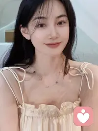 站位不同感受也不同
走路时，讨厌车，你开车时，讨厌行人；你打工时，觉得老板太强势，太抠门，你当老板后，你又觉得员工太没责任心，没有执行力；你是顾客，认为商家太暴力，你是商人，又觉得顾客太挑剔。
其实我们都没错，错在，我们站的位置不同！凡事换位思考，人生就会瞬间豁然开朗。
记住，人生苦短又何必耿耿于怀呢。配图