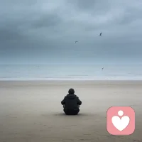 人感到孤独，本质是主观感知到的社会联结缺口——不是身边没人，而是觉得自己的想法、情绪没被真正理解或接纳。
 
从心理层面看，人是群居动物，天生有被看见、被认同的需求，当现实中的关系质量（比如缺乏深度交流、情感共鸣）达不到内心期待时，孤独感就会冒出来；另外，自我认知和他人评价的落差、生活中的角色转变（比如换环境、失恋），也会让人暂时陷入孤独的状态。配图