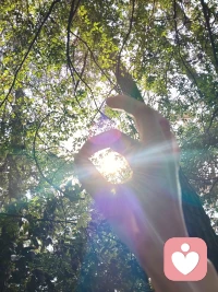 我记得许多遥远细微的事。

幼儿园小女孩的故事，小学转学生的害羞，初中室友深夜的倾诉，高中走廊里一闪而过的侧脸，大学时火锅宴的温暖，初出社会的叮嘱.

有人说，记得太多是背负。但我渐渐发现——

我记得的，都是生命曾给予我的微小光亮。

这些瞬间像散落的星，当我回望时，它们便连成一片温柔的夜空，
让我知道自己从不是孤身前行。

记得，不是活在过去。

是把那些温暖过我的光，收好，变成自己往前走时的灯。

在容易遗忘的世界里，我选择温柔地记得。

这让我成为我。配图