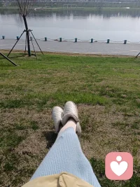 河的两岸，心的两岸：

在河边草地晒太阳,隐约听到远处有人私语
河对岸的草地看着很好，明儿个去那边走走

河对岸的草，本质与此岸相同。
我们总是容易将“别处”想象成“此处”的解药。
但想到“渡河”这个动作可能改变体验
我不禁开怀一笑

就像我们明知风景明信片经过修饰，仍向往远方，
因为旅途中的自己才是真正的风景呐！配图