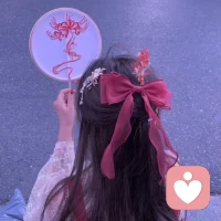 有些歌，像一把声学钥匙。
它绕过理性的审核，
直接打开你潜意识里那个情绪抽屉，
让故事自己流淌出来。