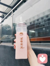 每一次的期待，都是一场微小的暴力。
我们在心里画好了剧本，
强迫别人按此演出，否则便以失望惩罚。

我想我们都需要学会去累积他人对自己的失望，
不是为了疏远，而是为了归还。
把投射出去的目光收回来，
还彼此一片可以自由呼吸的旷野。