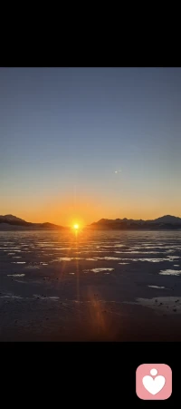 人与人之间的交流其实是能量的互换，和欣赏你的人在一起你会发光，和懂你的人在一起你会柔软，和正能量的人在一起你会勇敢。愿你养好自己的磁场，靠近滋养你的人，做自己的小太阳，也活成滋养他人的光。配图