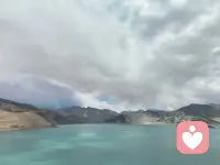 喜恶同因：性格开朗的人，有人欣赏其活泼，也有人觉得其聒噪；努力上进的人，有人认可其进取，也有人认为其爱表现；真诚直接的人，有人赞赏其坦率，也有人觉得其不顾及他人感受。就像辣椒的“辣”，喜欢的人因辣而爱，不喜欢的人也因辣而厌。