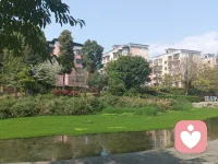 买了就不要再去比价格，吃了也不要后悔，爱了就不要猜疑，散了也不要诋毁，所有的一切，都只不过是为自己当初的选择买单。无论你遇见谁，他都是你生命中该出现的人，绝非偶然。当发生的事情不可控的时候，我们一定要学会释怀。你要允许自己犯错误，接受自己不好的一面，只活在当下，只享受当下，只体验当下。根本没有过去也没有未来，遇桥就架桥，遇水就蹚水，车到山前必有路。真正的强大不是对抗，而是允许一切发生。你接受什么，什么就消失，你对抗什么，什么就存在。这次做不成的事，那就下次再努力。允许偶尔失败，学会果断接受世界的不完美，包括我们自己。接受人生的孤单，也接受那个不完美的自己。然后再向前走，别回头。所以放下执念，把自己当成一棵树，把经历当成一阵风，那些人和事只是在某些时刻经过了你。配图