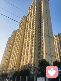 家庭教育个案
​【当来访者带着∶“孩子一句重话都不能说，一说就记在心里生闷气，犯错了叫解释也不解释，你说我能不生气吗？”的问题前来时】

​【通过咨询，我们一起探索教育背后，了解到原来自身有很多真正没有被看见到的情绪】

​【情绪一直伴随着，它藏在内心里，被长时间控制住，且时长随意而发的情绪，在孩子表现的状况里，反而正是他求救的信号】
​
​【好在这次咨询后了解到∶父母的情绪是自身的课题，而孩子的行为后果是他人生的课题】

【咨询的背后是一次又一次的唤醒那些被忽略，不被看见且随发出的情绪，而父母一次又一次的觉察与改变都是在为孩子创造情绪的底色】
​
​配图