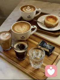 相爱，并不能解决婚后的所有问题。没进入婚姻之前，很多人觉得“有情饮水饱”，只要相爱，没有什么是解决不了的。但爱情和婚姻的冲突恰恰在于：爱情是花前月下，是浪漫和永恒，而婚姻却是柴米油盐，是争吵和忍耐。相爱容易相处难，生活的鸡零狗碎会逐渐消磨掉两个人最初的激情和耐心。没有爱情的婚姻是耍流氓，但是仅仅靠相爱维系的婚姻注定风雨飘摇、不堪一击。配图