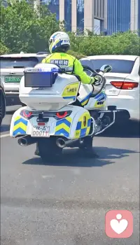 女性觉醒必修课
第一课：认识到钱的重要性，对男人彻底祛魅。
第二课：有离开任何环境的底气，有及时止损的勇气。
第三课：眼泪很珍贵，不要留给不值得的人和事。
第四课：不再埋怨过往，也不再试图改变他人。
第五课：不被低成本付出感动，不把希望寄托在别人身上。
第六课：提醒自己，保持理智，特别是别自己骗自己。
第七课：把自己的需求放在首位，拒绝被定义、被规训。
第八课：不接受与自己不匹配的人生，不再委屈自己做个滥好人。
第九课：永远相信自己能成功，相信自己值得一切美好。
第十课：去努力学习，去赚钱，去成为那个闪闪发光的自己。
当你记起你是谁，游戏规则就此改变。