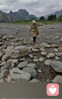 放松疗法的原理
        放松疗法是行为疗法中最为广泛的技术之一，是在心理学实验基础上建立和发展起来的咨询和治疗方法，行为治疗最大的特点是讲咨询的着眼点放在可观察的外在行为改变上。行为治疗不关注所谓的“潜意识”或“内在的精神的症结”，。也不管行为发生的动态和因果关系，而是把着眼点放在当前可观察的非适应性行为上。行为疗法相信只要“行动”改变。所谓“态度”及“情感”也就会相应改变。行为疗法更关心设立特定的治疗目标。配图