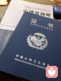 深度解析：自我的苦役与“三位暴君”

在《自我与本我》中，弗洛伊德留下了一句名言：“自我不仅是本我的助手，更是它的奴隶。” 这句话道出了自我的核心困境。作为一个调节机构，自我的主要任务是维持精神稳态（Homeostasis），但它必须同时服务于三位严苛的“暴君”：

外部现实（External Reality）： 世界是客观的、危险的，不以人的意志为转移。自我必须进行现实检验（Reality Testing），告诉本我：“现在不能吃这个，因为这是别人的。”或者“现在不能发火，因为老板会开除你。”

本我（Id）： 遵循“快乐原则”，要求立即满足。它像一个被宠坏的孩子，不断尖叫着“我想要！”。自我必须通过延迟满足或升华来安抚它。

超我（Superego）： 代表内化的道德标准和理想自我。它追求完美，经常用内疚和羞耻来折磨自我。它会说：“你不仅不能做坏事，连想都不应该想！”

       摘抄《自我心理学  适用与掌控》配图