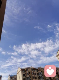 坐在窗前看天空。配图