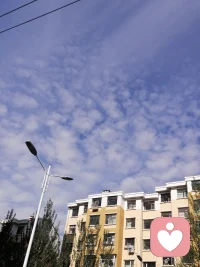 此时天空是那么的蓝，云是那么白