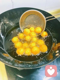 真正的爱，从不是密不透风的捆绑，而是一场得体的退出。
 
就像李微漪与狼王格林：她救下濒死狼崽，用奶瓶喂大，却亲手松开项圈，把它推向荒野。教它捕猎，任它受伤，寒夜听着孤独的嚎叫，却紧闭帐篷门——她懂，温室的温情会磨掉狼的野性，就像过度修剪的剪刀，会毁掉一棵树的生机。
 
格林成了狼王，重逢时带着族群远远凝望，用猎物守护养母，却不恋人间温巢；李微漪远远观望，欣慰它活成了本真的自己。
 
这便是《道德经》里的道与德：天性是“道”，成全天性的模样是“德”。爱不是“我需要你才爱你”，而是“我爱你，愿你成为更好的自己”。
 
放下控制，收起评判，只做默默的陪伴者。让每个生命，都长成最舒展的模样。配图