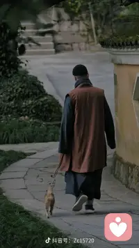 ♥我发现内耗的人身上都有一个问题，那就是你太有礼貌了，太顾及别人感受了，以至于那点破事只能影响到你，而别人却跟没事人一样。
 
我们被教导了太多的要对人和善，要包容，要讲道理不要大吵大闹，可是没有人教导我们这个世界它是不讲道理的。

于是包容变成了好欺负，有礼貌变成了懦弱。而这个世界的真相是当你凶狠地对待这个世界时，这个世界就突然变得温文尔雅了。

山来阻我，我便移山；海来挡我，我便跨海，若整个世界都来挡我，那便掀翻了这世界，没有什么能阻止你成为你自己，而当你坚定地忠于你自己，你就会活成一整个世界。配图