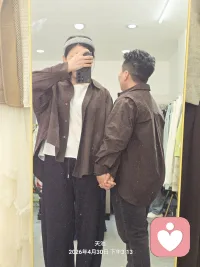 为什么有的人会喜欢T不喜欢男生呢？因为女生她更了解女生大的T都会情感特别细腻，而男生呢，就是细腻的少，粗糙的多，大裂的多。尤其是缺爱的女孩，就喜欢T的这种重视呀，再也格外的觉得悲哀了。但是和男生在一起，他也是慢慢在减值的你比如说，如果认识3个月，你要20万彩礼，那能给，但你要认识10年，那给不了一分钱彩礼，你可能还得搭钱。而你和T在一起是在增值的，比如如果你要跟一个T待了好几年的话，他就会觉得你很重要，因为他要余生有伴，他要留住你。因为我跟你过了好几年了，咱们俩方方面面都合适，十分来说，如果能过好几年，可能有三四分不合适，就是六七分都是合适的，他就会格外重视和珍惜这个女孩，因为我要跟她过一辈子呀，他也要有一个余生相伴的人配图