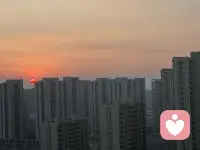 如果你感觉到身体哪哪都不舒服的时候，或者是身体来提醒你，需要停下来，休息休息，关注一下自己的内在小孩了，该关注一下自己的身体是否是过度消耗了。
有什么办法解决？给您三个建议，先去做，再来感受一下：
一、给自己一天时间，一个人，呆一整天，不工作、不与人接触、放下手机、静坐下来，闭上眼睛，感受一下自己的身体、自己的脑袋、自己的呼吸。
二、去大自然，抱一下那棵百年老树，赤脚踩一下地上的泥土，感受一下香草的味道。

三、自我对话，内容大概如下：亲爱的我自己，你最近还好吗？你累了吗？你在为什么而奔波呢？这些都是你想要的吗……
一天下来，你身体上的不舒服，你的焦虑，你的烦躁，你的焦虑，可能会减少一半以上，来吧，尝试一下。