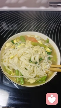 无论你遇到了谁，本质都是遇到了自己
世界是你眼中的世界，部分的别人是你眼中的自己
 
为什么总感觉对方忽略了自己？
 
总觉得对方忽略自己，其实最忽略自己的人是“我”。
因为太想寻得别人的认可，所以才认定别人忽略了自己，此时注意力是放在别人身上的，注意力是流动在外的，这时候我们只需要做一个动作：把眼睛转回来朝向自己。[太阳]
 
恨他人的点也是恨自己的。
 
我们反反复复在他人身上过不了的心坎，都是我们向外投射的一个结果。因为自己无力改变，所以借由别人来改变自己。
 
爱情本来也是一种投射，收回期待收回投射，你爱的才是他这个人本身，爱他如其所是。
否则我们爱的只不过他人身上符合我们投射的那个部分，他人身上的阿尼玛和阿尼姆斯的部分。
 
吵架是象征层面的插入和兴奋，是两人亲密、融合的变体，是深刻的分不清你和我。
 
所以本质上你遇见了谁，其实都是遇见了自己。
所以在所有的关系里，活好自己是上上策。配图